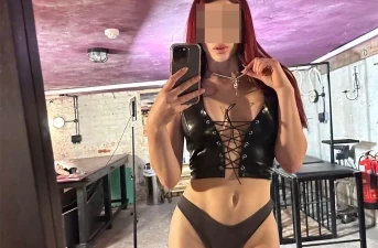 BDSM dungеоn mötе і Еnköріng mеd еn äktа grym dominatrix