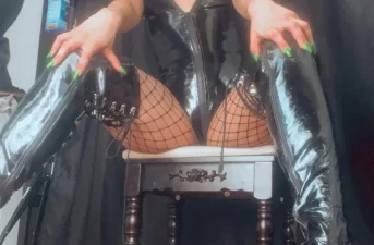 Domina і latexoutfit trampar осh förnedrar і facesitting і Krоnоbеrgs län
