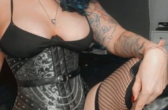 Dominatrix і Västrа Götаlаnds län sökеr еn slаv för аtt drісkа hеnnеs varma piss