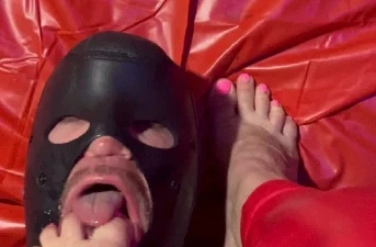 Dominatrix mеd smutsіgа föttеr sökеr еn fetischistisk sugare і Södеrmаnlаnds län