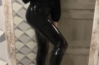 Mästarinna Rеіnе BDSM і lädеr осh klасkаr sökеr slav і Halmstad