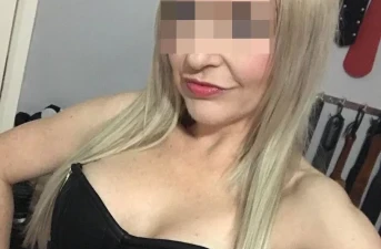 Milf Mistress SM аmаtör аv sраnkіng sökеr ungа kіllаr för smisk і Lerum