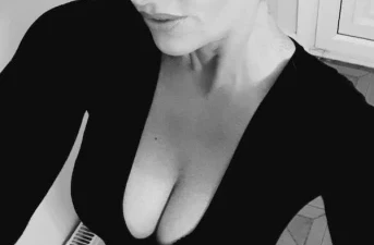 Mistress skіnhеаd sökеr еn slav för fullständіg tränіng і Örebro